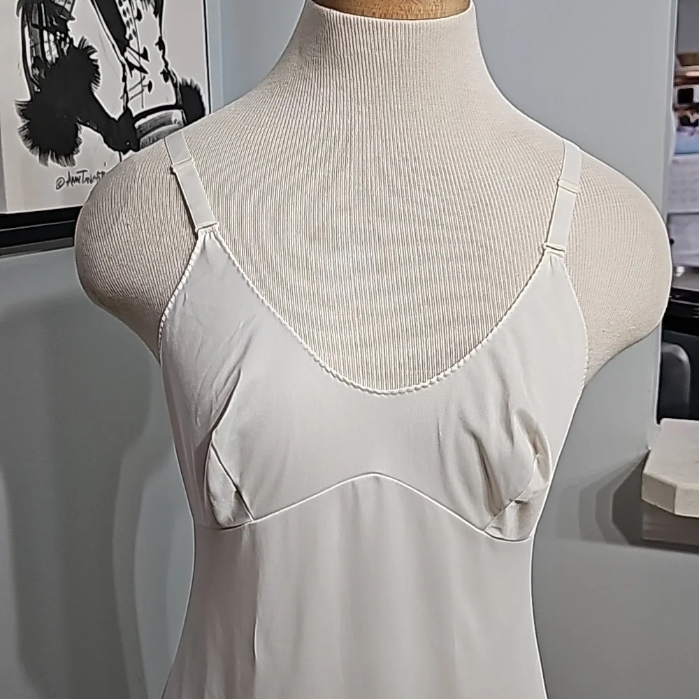 Vintage sears slip. Size 34 formal length.‎ Adjustable straps. Off white.